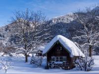 Gartenhäuschen im Winterkleid